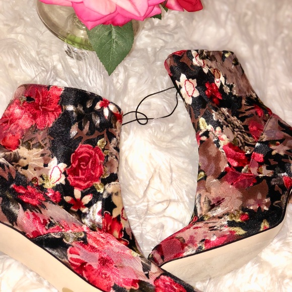 Steve Madden Sania Red Floral Velvet Ankle Boots - Picture 3 of 5